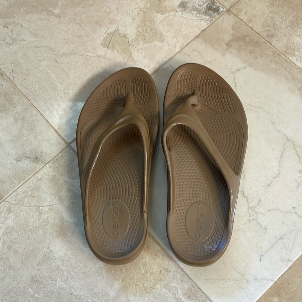 Oofos size 7